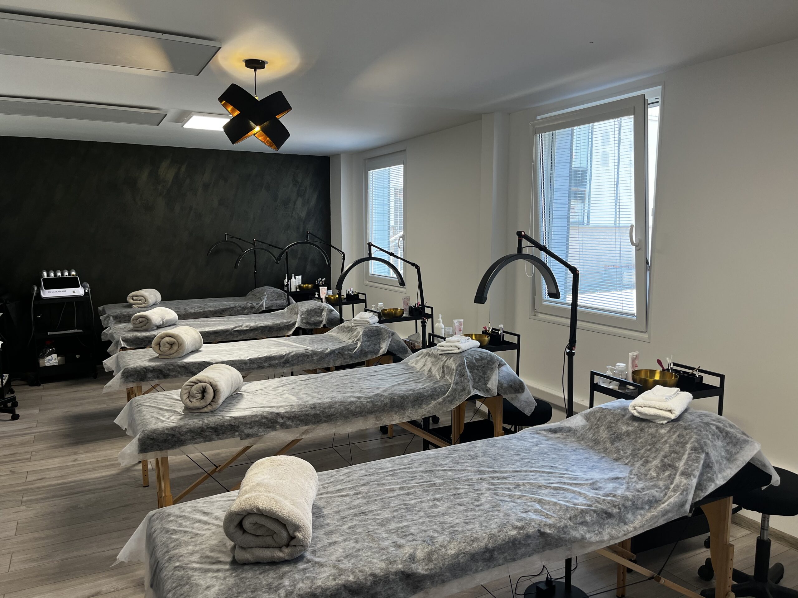 Kurzy kozmetiky kaderníctva a masáží Luxury Academy Nitra